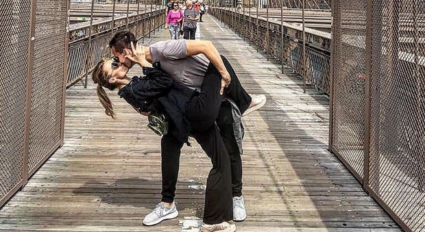 Un bacio sul ponte di Brooklyn Vacanza a New York per Arek Milik