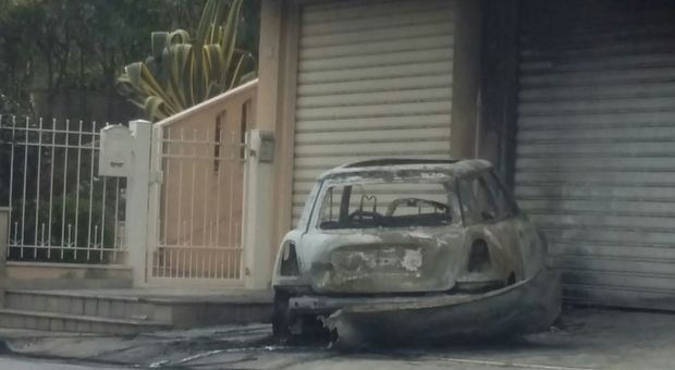Porto Sant'Elpidio, due auto in fiamme Non si esclude il dolo, indagini