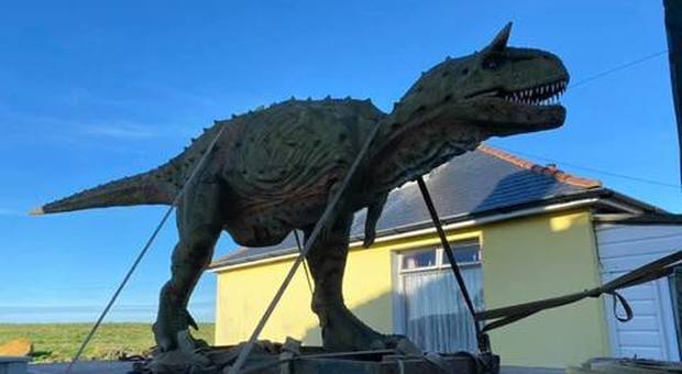 Papà compra online un dinosauro al figlio, a casa arriva una statua da due tonnellate