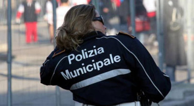 Catania, vigilessa si uccide con un colpo di pistola davanti al compagno che l'aveva lasciata