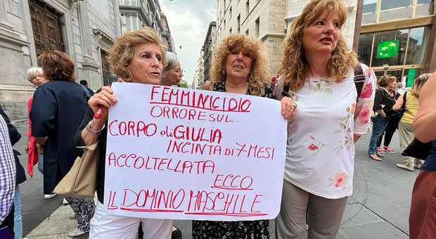 Protesta delle donne in Largo Berlinguer a Napoli