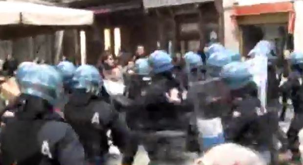 Salvini a Trieste, polizia carica corteo di protesta antagonista