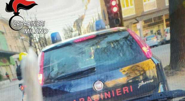 Scattano la foto con lo spinello dietro la pattuglia dei Carabinieri: fermati e denunciati