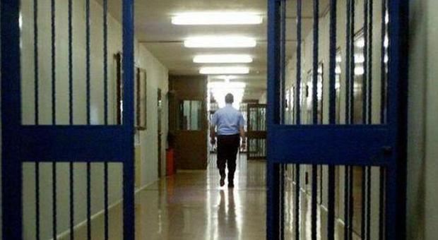 Benevento, tensione in carcere: agente aggredito da un detenuto