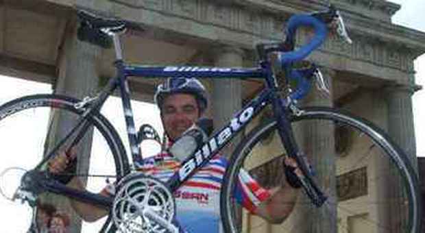 Don Romano Frigo durante una delle sue gite in bicicletta