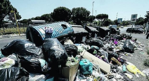 Roma, emergenza rifiuti. I medici: «Con la spazzatura non raccolta ristoranti a rischio chiusura»