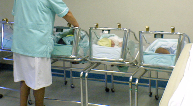 Covid, choc a Palermo: neonata positiva abbandonata in ospedale, caccia alla mamma