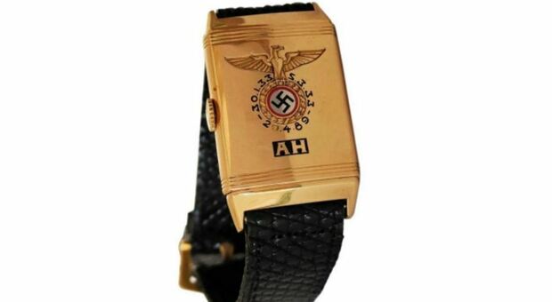 Hitler, l'orologio da polso venduto per 1,1 milioni di dollari: era il regalo di compleanno quando è diventato Cancelliere
