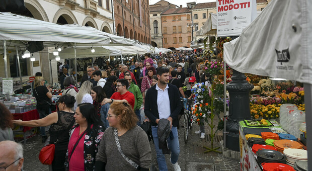 Folla in centro a Rovigo per la Fiera d'autunno