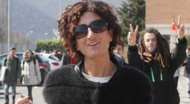 Agnese Renzi paparazzata mentre esce da scuola, gli studenti scherzano alle sue spalle