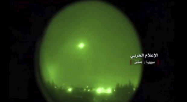 Un'immagine dei bombardamenti in Siria nella notte