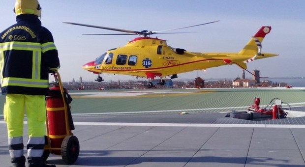 Schianto frontale auto-scooter, donna di 40 anni ferita in modo grave: soccorsa con l'elicottero del 118
