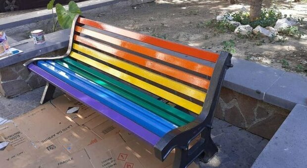 Famiglie arcobaleno, a Bagnoli due panchine rainbow dedicate