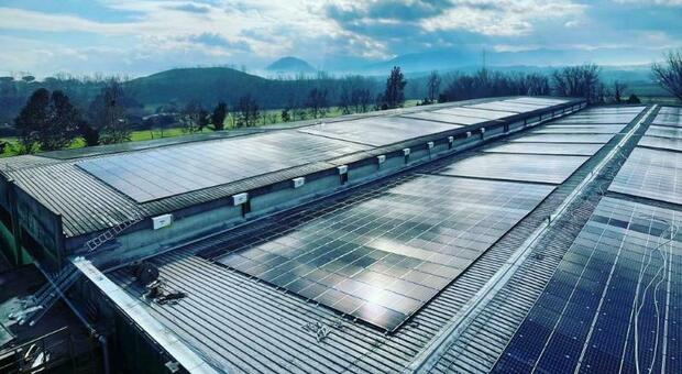Pannelli fotovoltaici, come funzionano e quanto diminuisce il costo delle bollette grazie alla luce del sole