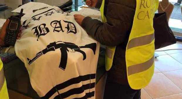 Roma, magliette xenofobe e antisemite tra scaffali negozio: denunciati due cinesi