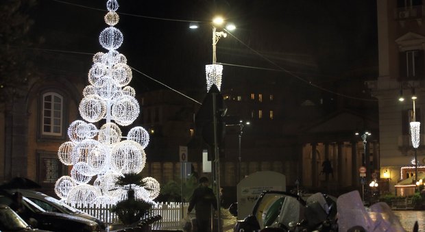 Napoli, bando beffa per le luminarie di Natale: mancano i fondi, si spera negli sponsor