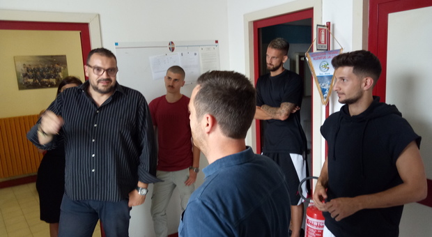 Il presidente Marini insieme a tecnico e alcuni giocatori (Foto Meloccaro)
