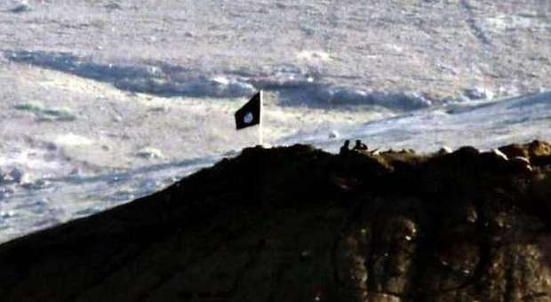 La bandiera nera sulle colline di Kobane (Ansa)