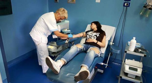 Coronavirus a Napoli, tutti in fila per donare il sangue: «Raccolte 300 unità in tre giorni»