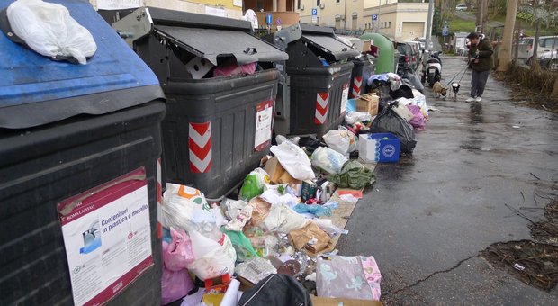 Emergenza rifiuti a Roma, allarme dell’Ama: «Non ce la facciamo»