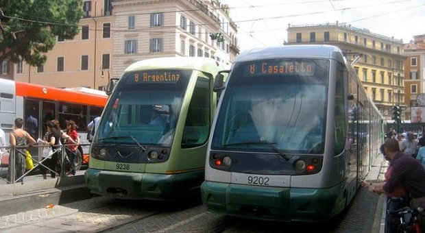 Lancia sanpietrini al tram 8 di Roma: arrestato un polacco
