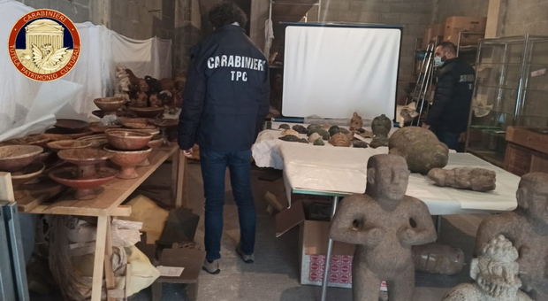 Alcuni dei beni recuperati dai carabinieri del nucleo tutela patrimonio di Perugia durante una operazione