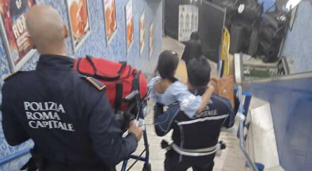 Scala mobile rotta in metro al Colosseo, la turista malata di Sla resta bloccata: portata in braccio da due vigili