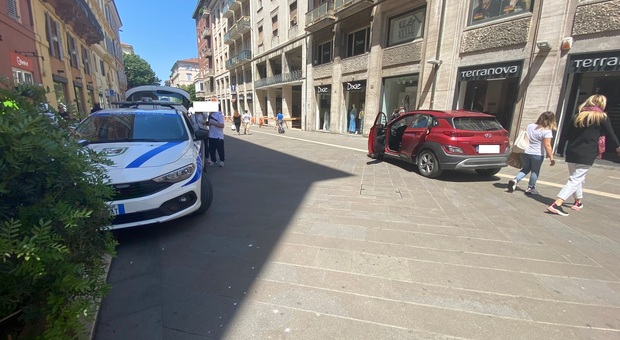Ancona, caos in strada, lei è centrata da un furgone, il marito travolto da un'auto: coppia all'ospedale