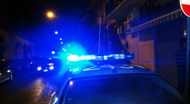 Notte di paura a Fermo, prima minaccia la famiglia e poi affronta la polizia con un'ascia. Foto generica