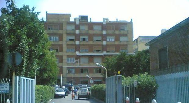 Tragedia in clinica a Castellammare: uomo cade nel vuoto, morto