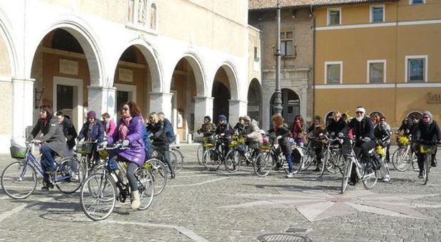 La partenza della pedalata dell'8 marzo in piazza Venti Settembre