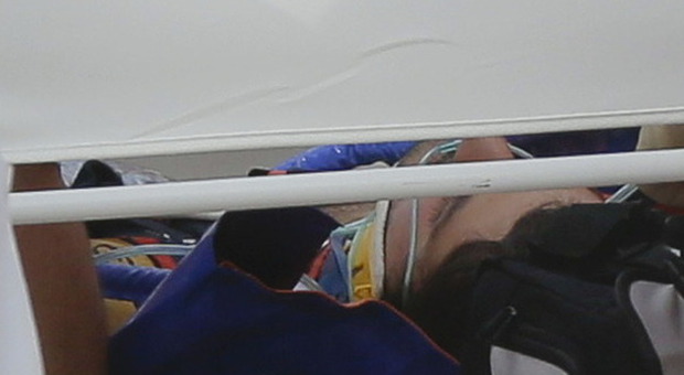 F1, schianto in pista, paura per Carlos Sainz jr. Il pilota estratto dall'auto. Il team: "Sta bene"