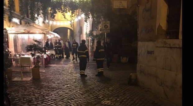 Roma, paura a Trastevere: segnalata fuga di gas, gente scesa in strada