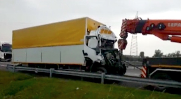 Maxi scontro tra mezzi pesanti sulla A4, un morto: coda di 10 chilometri