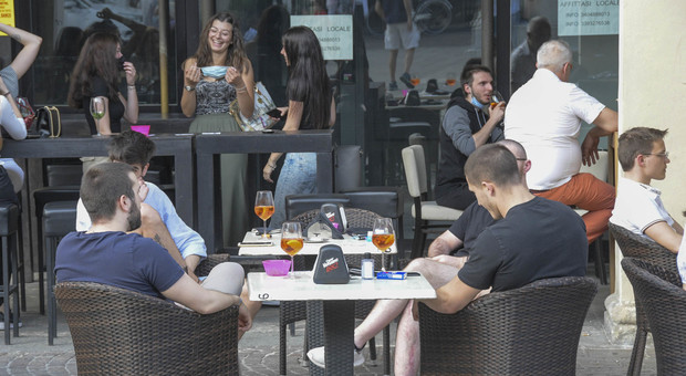 Giovani all'ora dell'aperitivo in un locale del centro di Rovigo