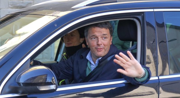Renzi a Pontassieve dopo le dimissioni scherza con i giornalisti: «Oggi faccio l'autista»