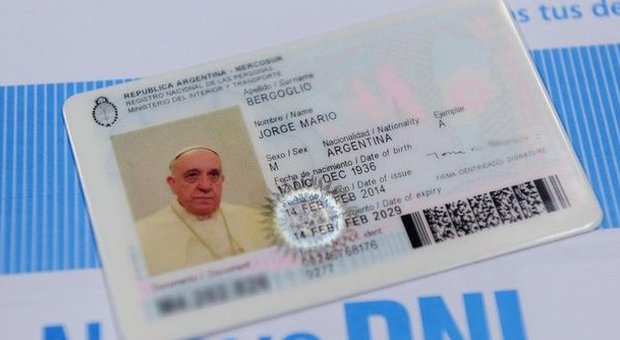 Il nuovo passaporto di Papa Francesco