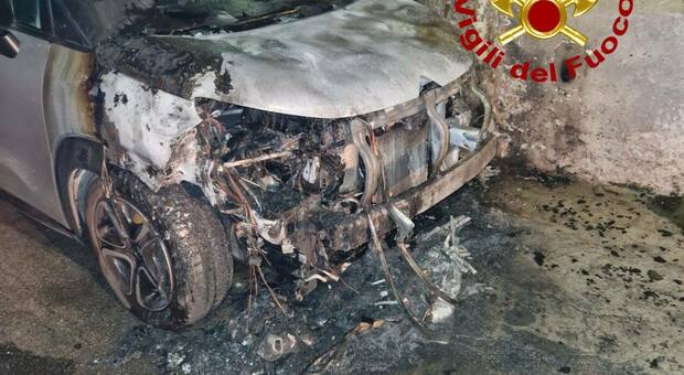 Incendio nella notte: distrutta un'auto parcheggiata per strada