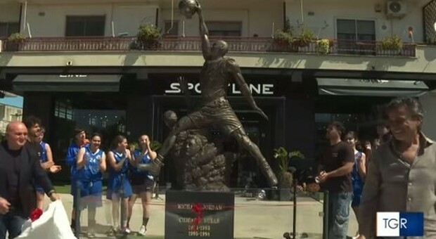 Mariglianella, una statua omaggio per il campione Nba Michael Jordan
