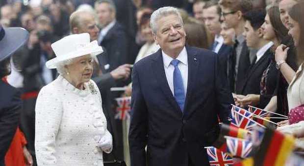 Berlino, applausi e festa per la Regina Elisabetta accolta dal presidente Gauck