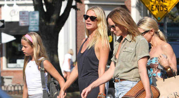 Gwyneth Paltrow, shopping senza soste durante la vacanza con la figlia Apple