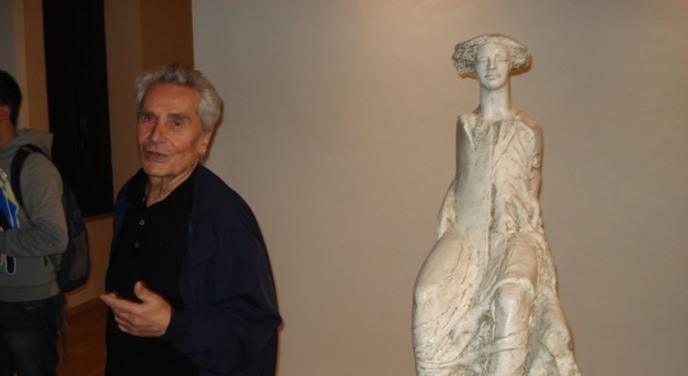 Il maestro Giuliano Vangi con una sua opera