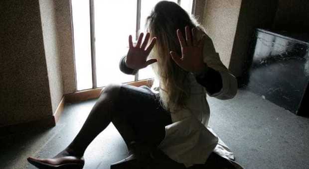 Tenta di violentare l'ex fidanzata: lei scappa e lo fa arrestare