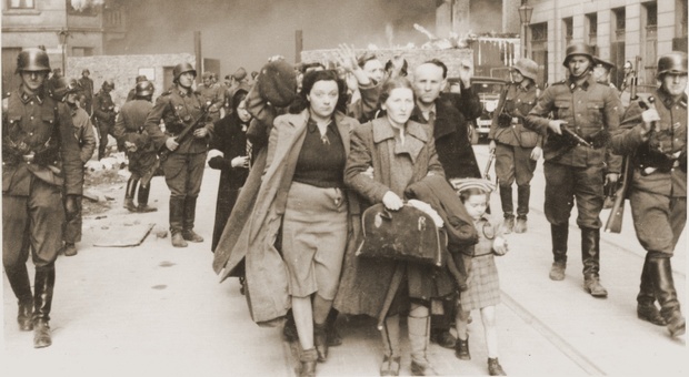 Il 19 aprile 1943 la rivolta del ghetto di Varsavia: gli ambasciatori della Polonia e di Israele con un narciso alla sinagoga di Roma
