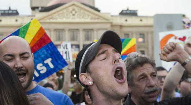 Gay, l'Arizona teme il boicottaggio economico: bloccata la legge pro-omofobia