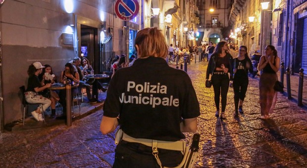 Napoli, c'è la nuova ordinanza movida: stop a rumori dai locali dopo mezzanotte