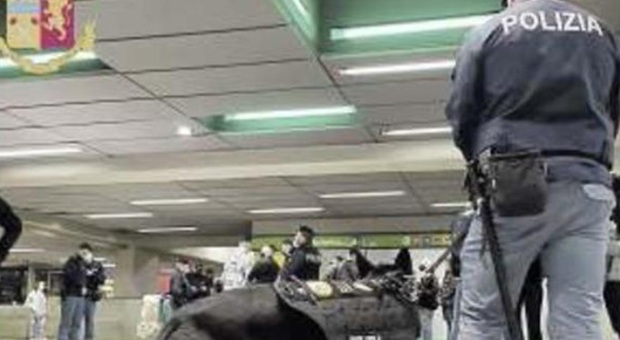 Milano, blitz notturno in Porta Garibaldi: in 27 beccati senza mascherine sui treni della movida