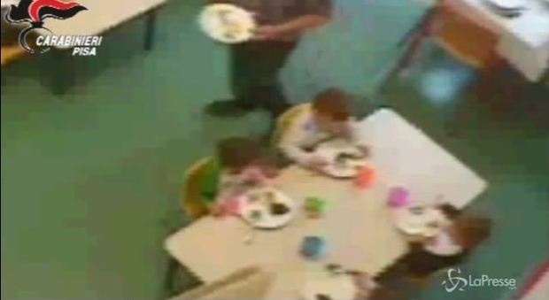 Pisa, piatti in testa ai bimbi dell'asilo nido: arrestata maestra di 58 anni