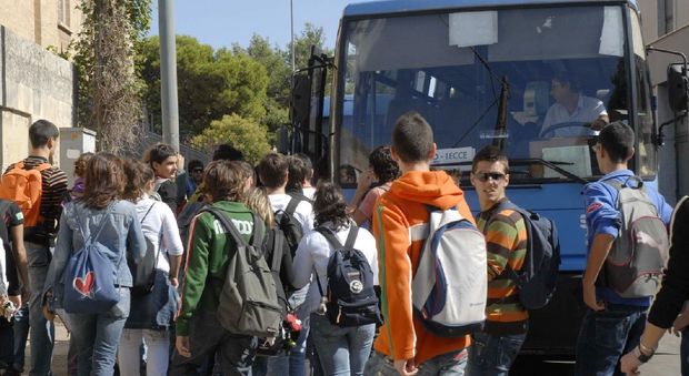 Si torna a scuola (a piedi): bus attivi solo da giovedì