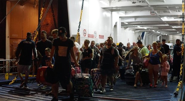 Terremoto Ischia, l'assalto dei turisti ai traghetti: «Crolla tutto, è meglio andare via»